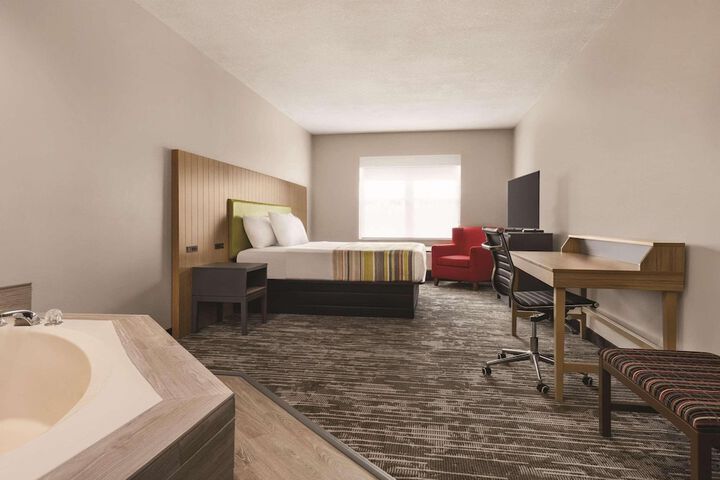 Suite King Bed Accessible (2 of 5)