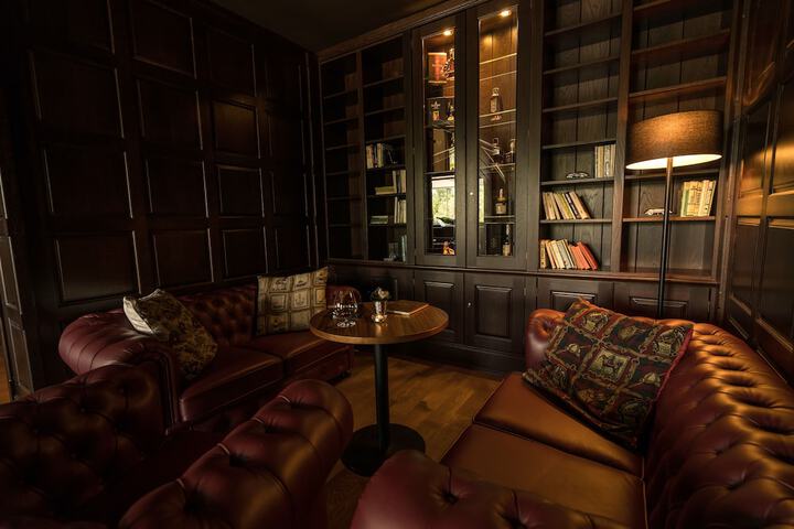 Lounge 40 of 52