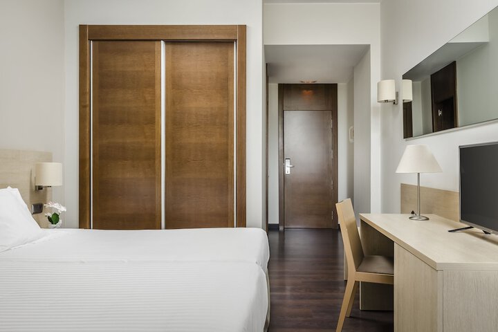 Room 13 of 40