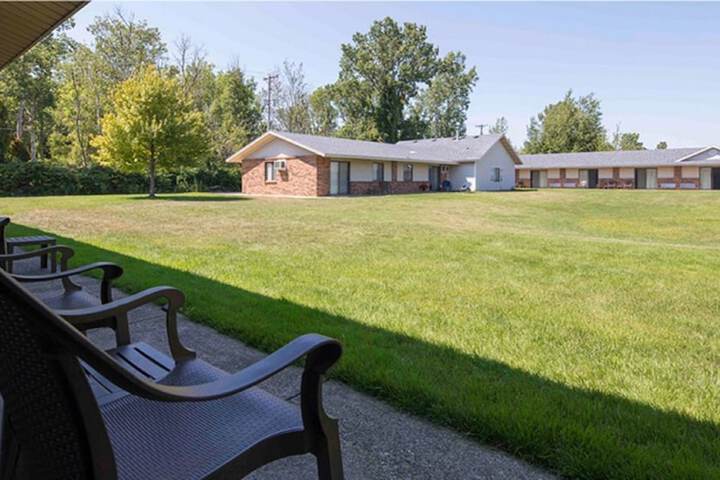 2 Queen Beds Annex Building Exterior Entrance No Elevator Accessible Microwave and Refrigerator WiFi Full Breakfast (15 of 15)