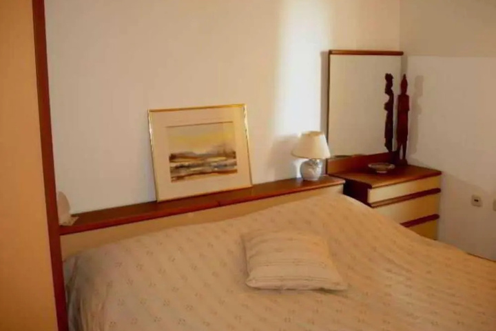 Room 4 of 10