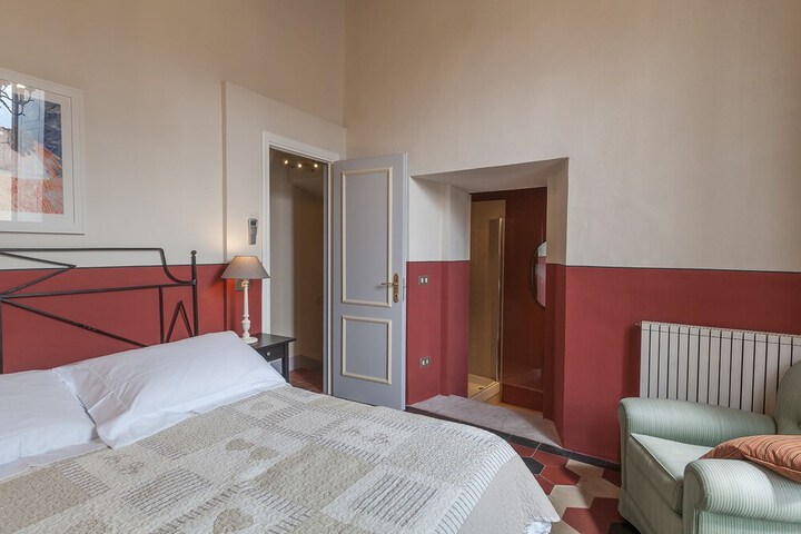 Room 8 of 28
