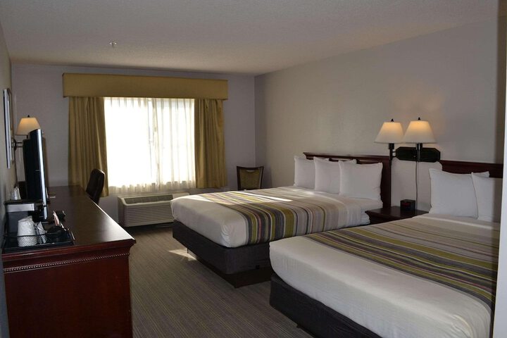 2 Queen Beds (5 of 10)