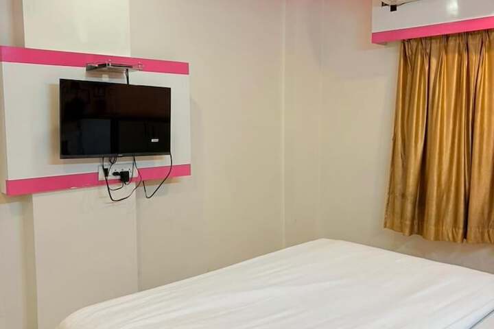 Room 13 of 18