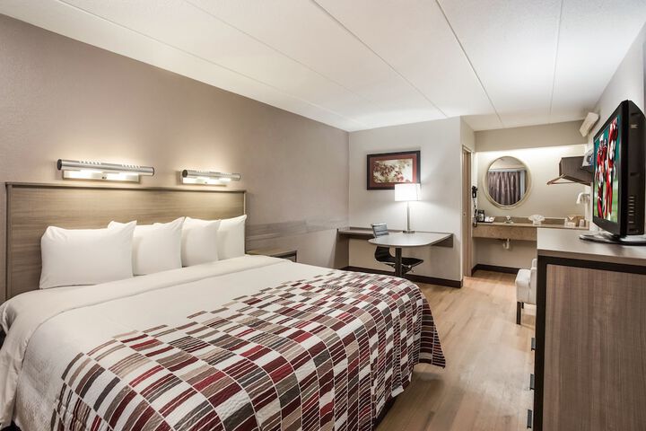 Deluxe King Bed Accessible (4 of 23)