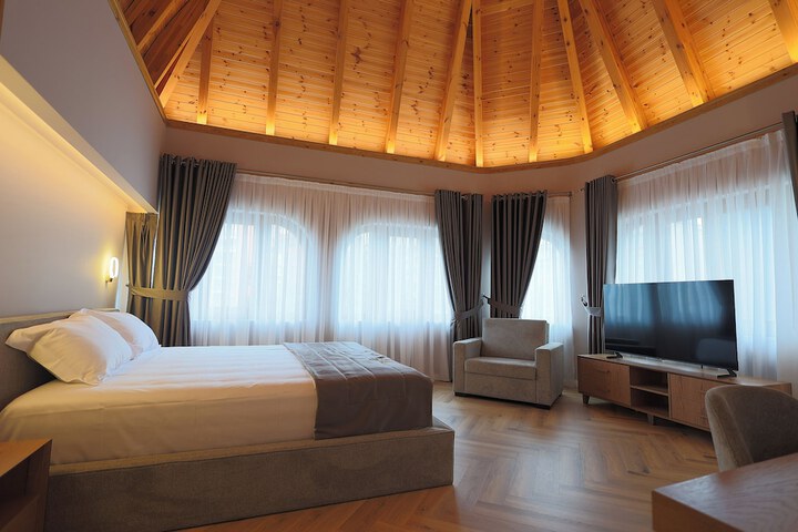 Room 6 of 33