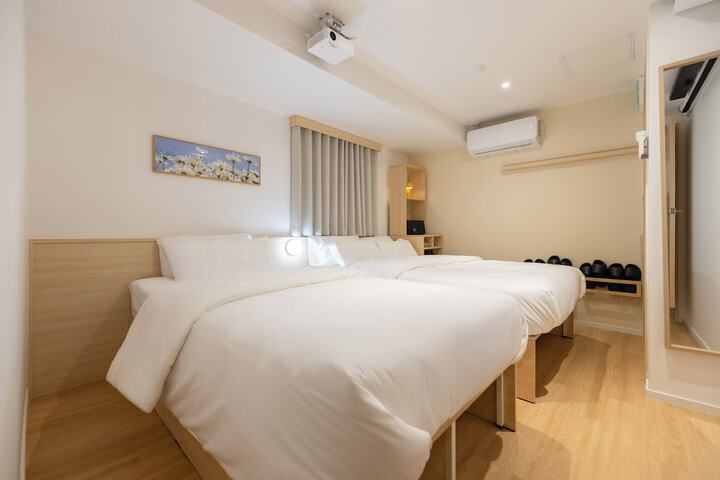 Room 3 of 152