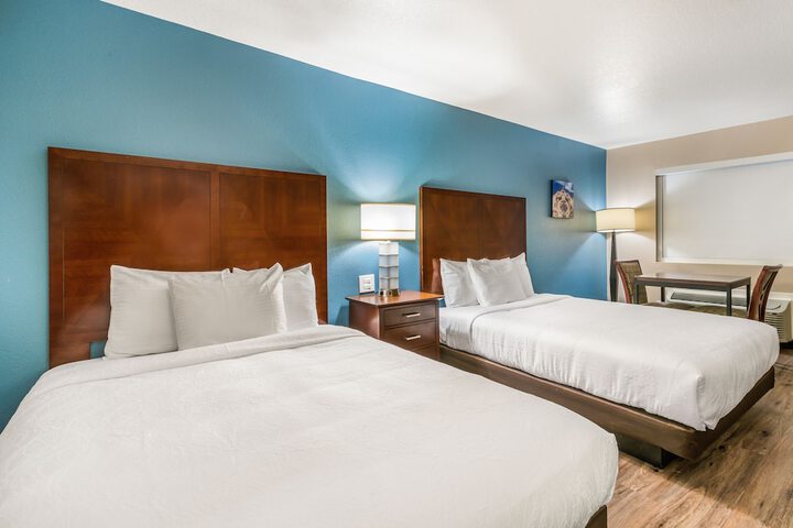 1 Queen Bed (15 of 16)