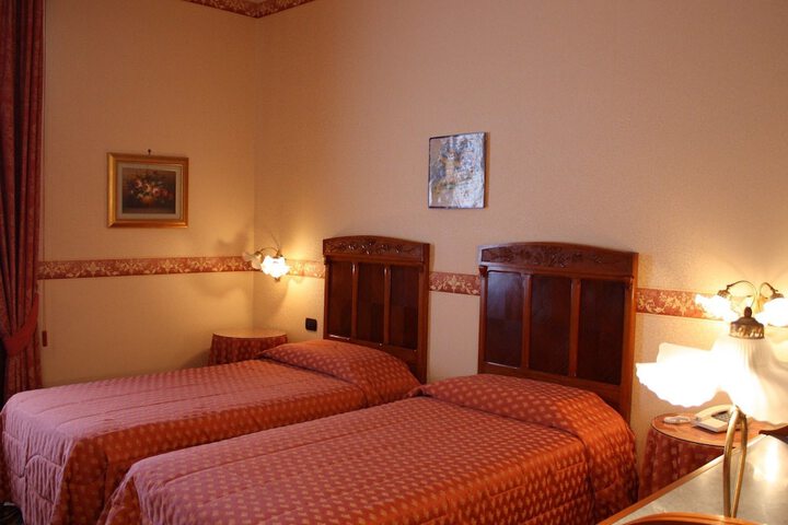 Room 10 of 38