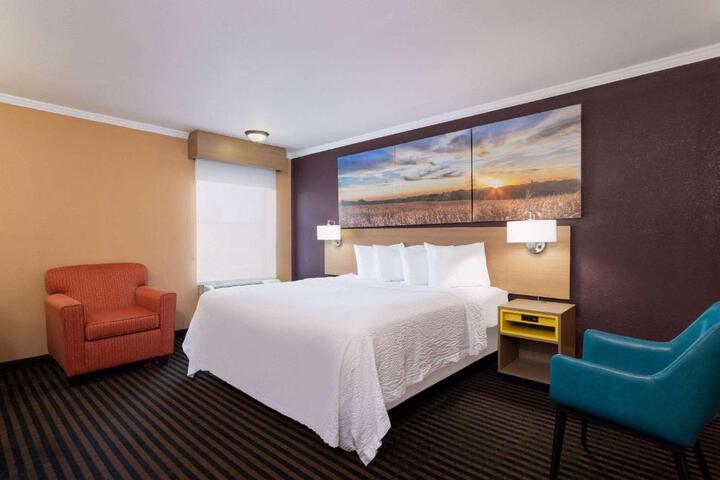 1 King Bed (8 of 10)