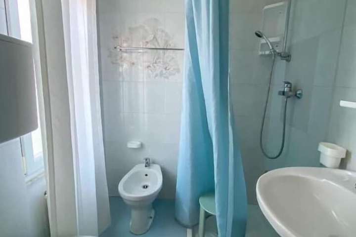 Room 32 of 60