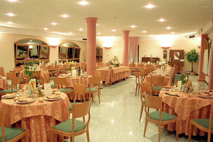 Dining 8 of 16