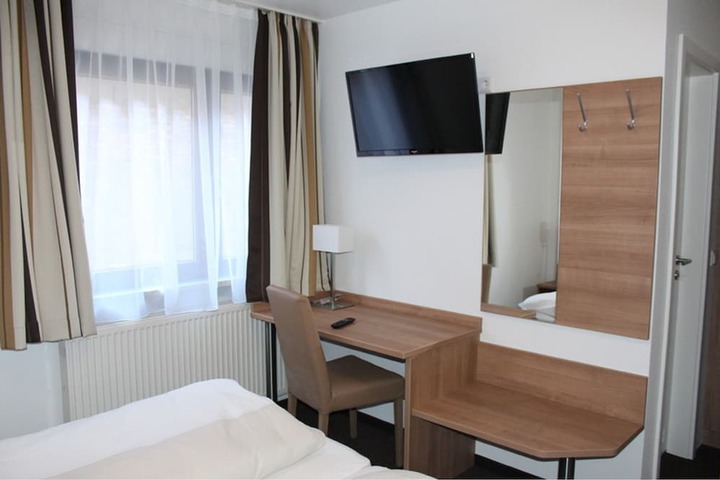 Room 2 of 10