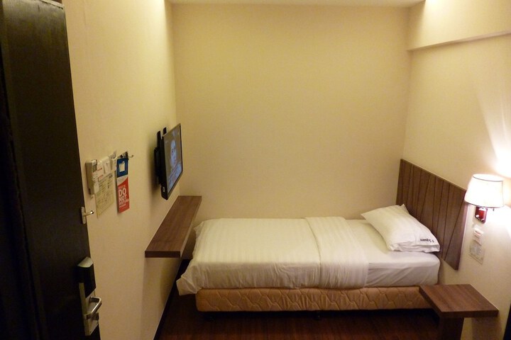 Room 9 of 35