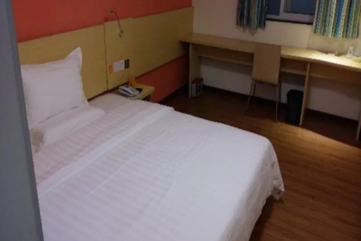 Room 6 of 12