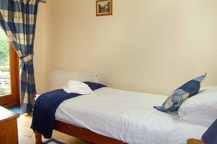 Room 5 of 12