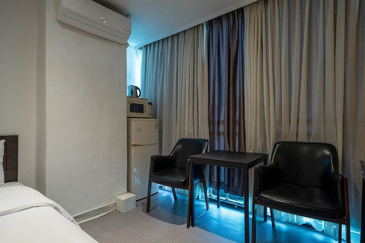 Room 19 of 82