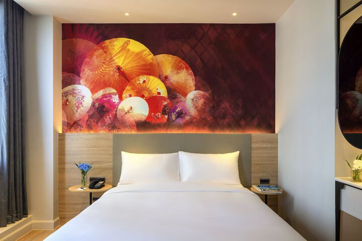 Room 3 of 93