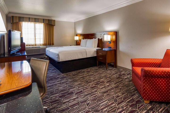 1 King Bed Microwave and Refrigerator Full Breakfast (3 of 19)