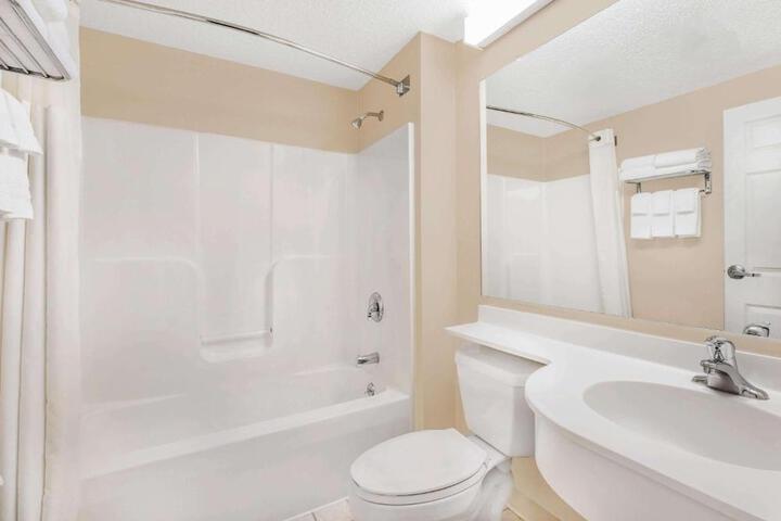 2 Queen Beds Mobility Accessible (12 of 29)