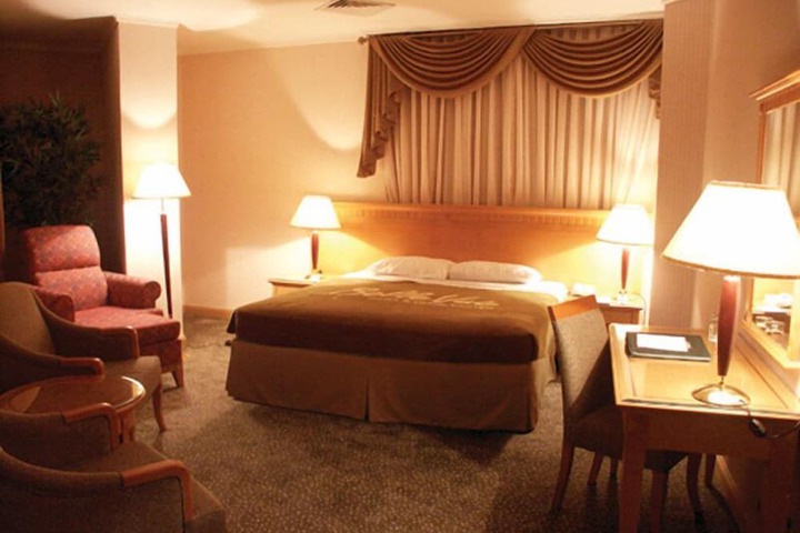 Room 8 of 77
