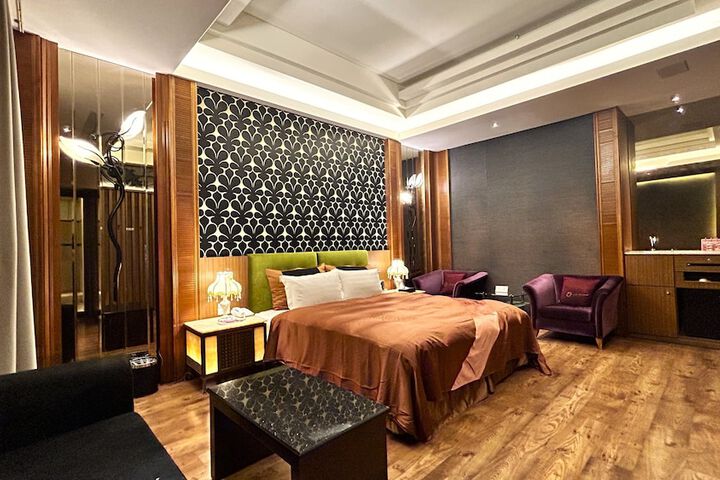 Room 10 of 97