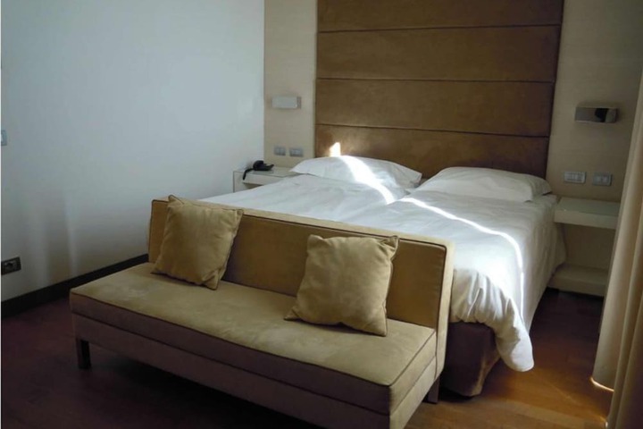 Room 25 of 119