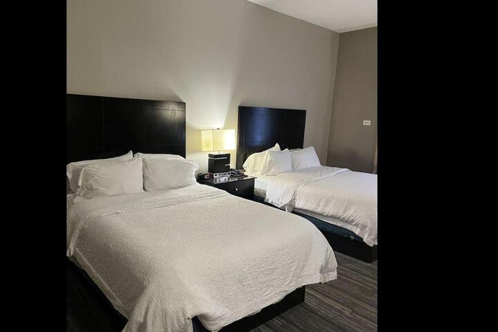 2 Queen Beds (5 of 10)