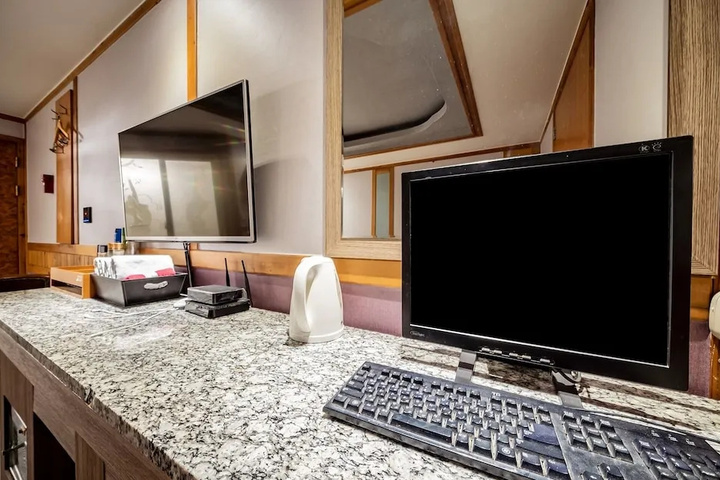 Room 4 of 13