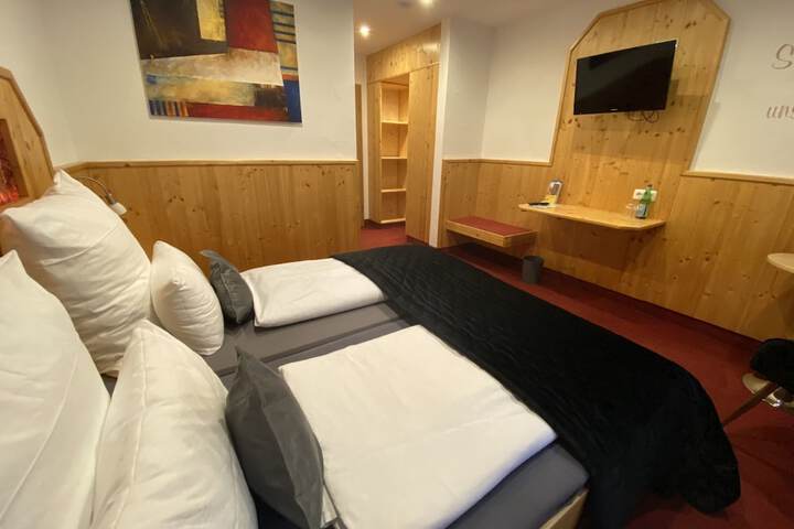 Room 9 of 33