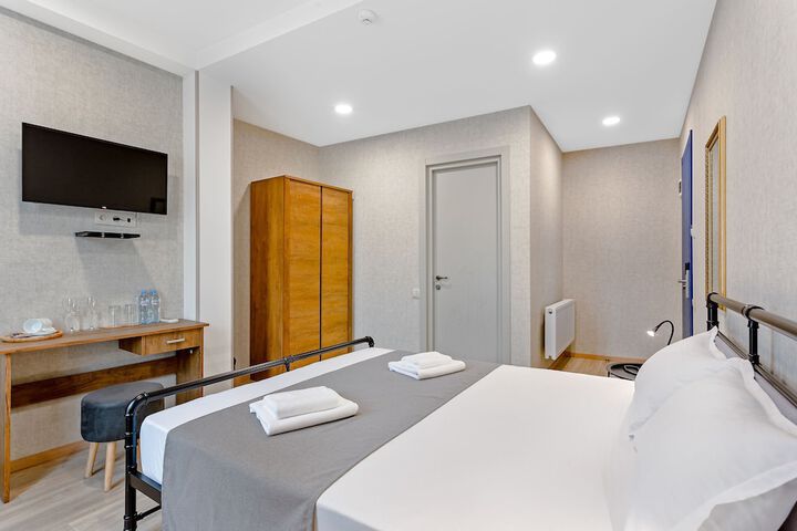 Room 32 of 68