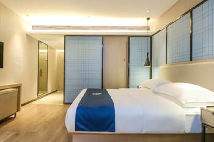 Room 17 of 18