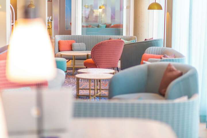 Lobby lounge