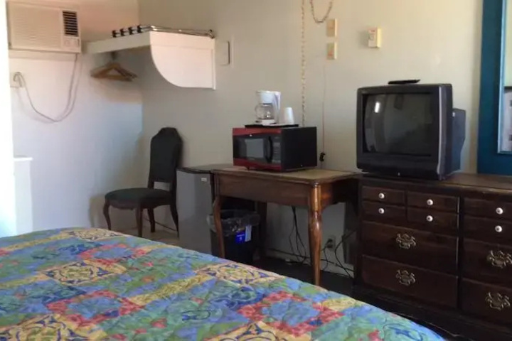Room 4 of 9