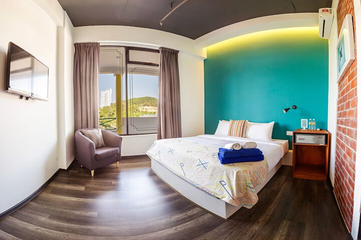 Room 4 of 18