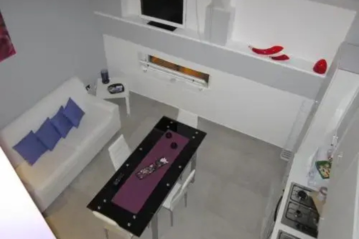 Room 4 of 16