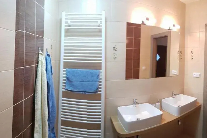 Room 7 of 16