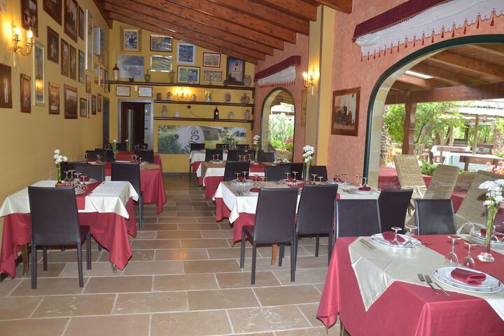 Dining 38 of 76