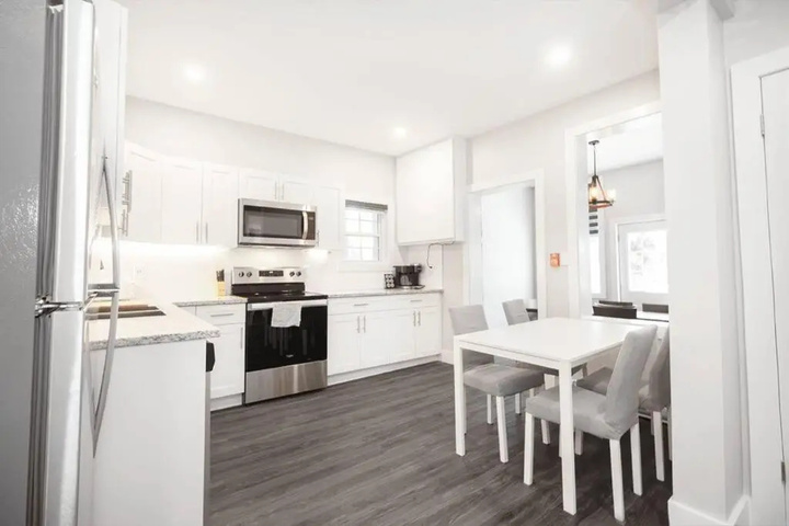 Unique 3BR 2bath Quadplex Free Parking Laundry