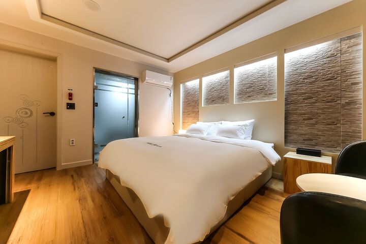 Room 1 of 67
