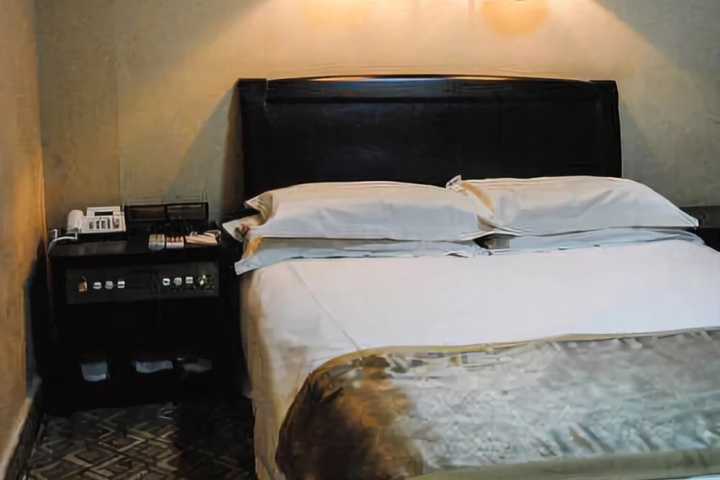 Room 7 of 8