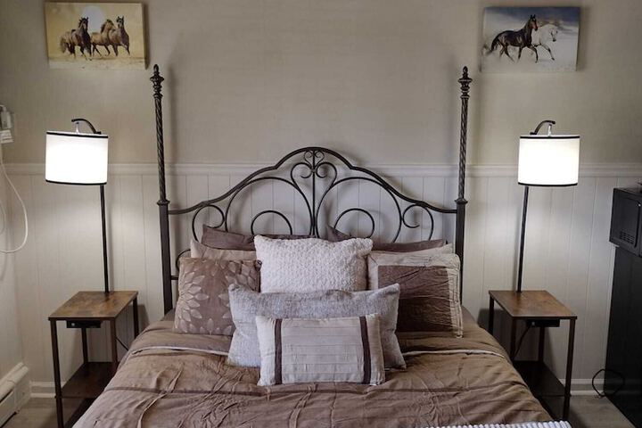 1 Queen Bed (11 of 14)
