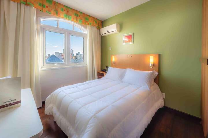 Room 7 of 32