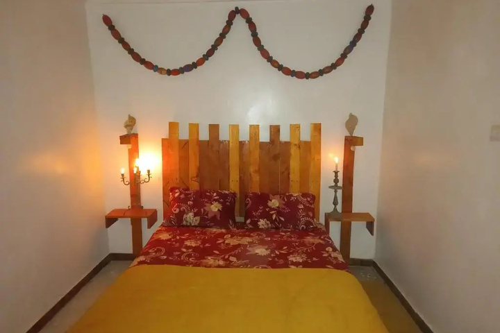 Room 4 of 8