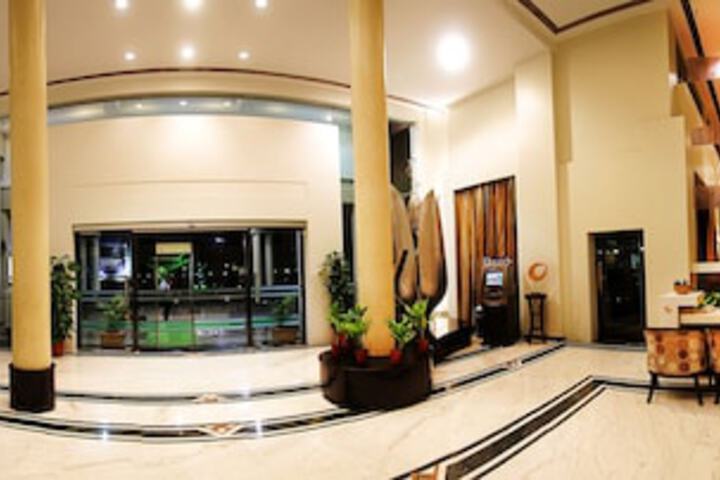 Entrance & Lobby