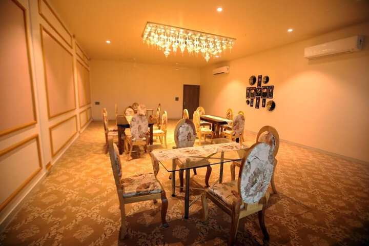 Dining 17 of 19