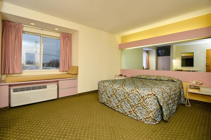 1 Queen Bed (3 of 9)