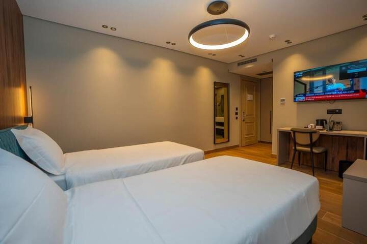 Room 2 of 77