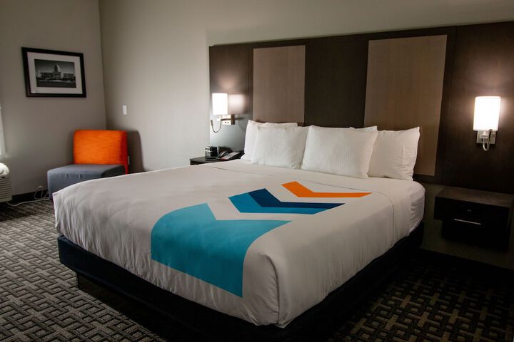 1 King Bed (7 of 9)