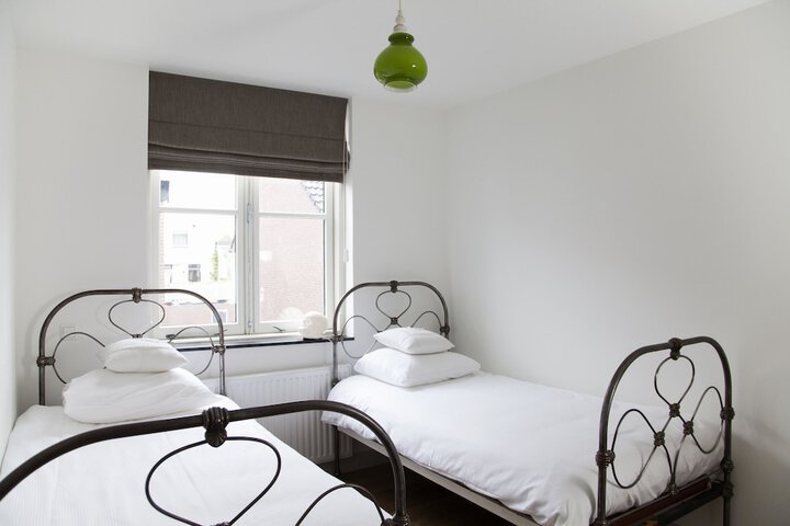Room 9 of 42